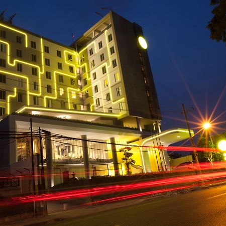 Yello Hotel Jemursari Surabaya Exterior foto