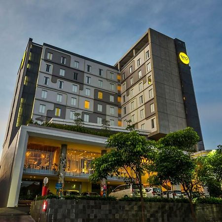 Yello Hotel Jemursari Surabaya Exterior foto