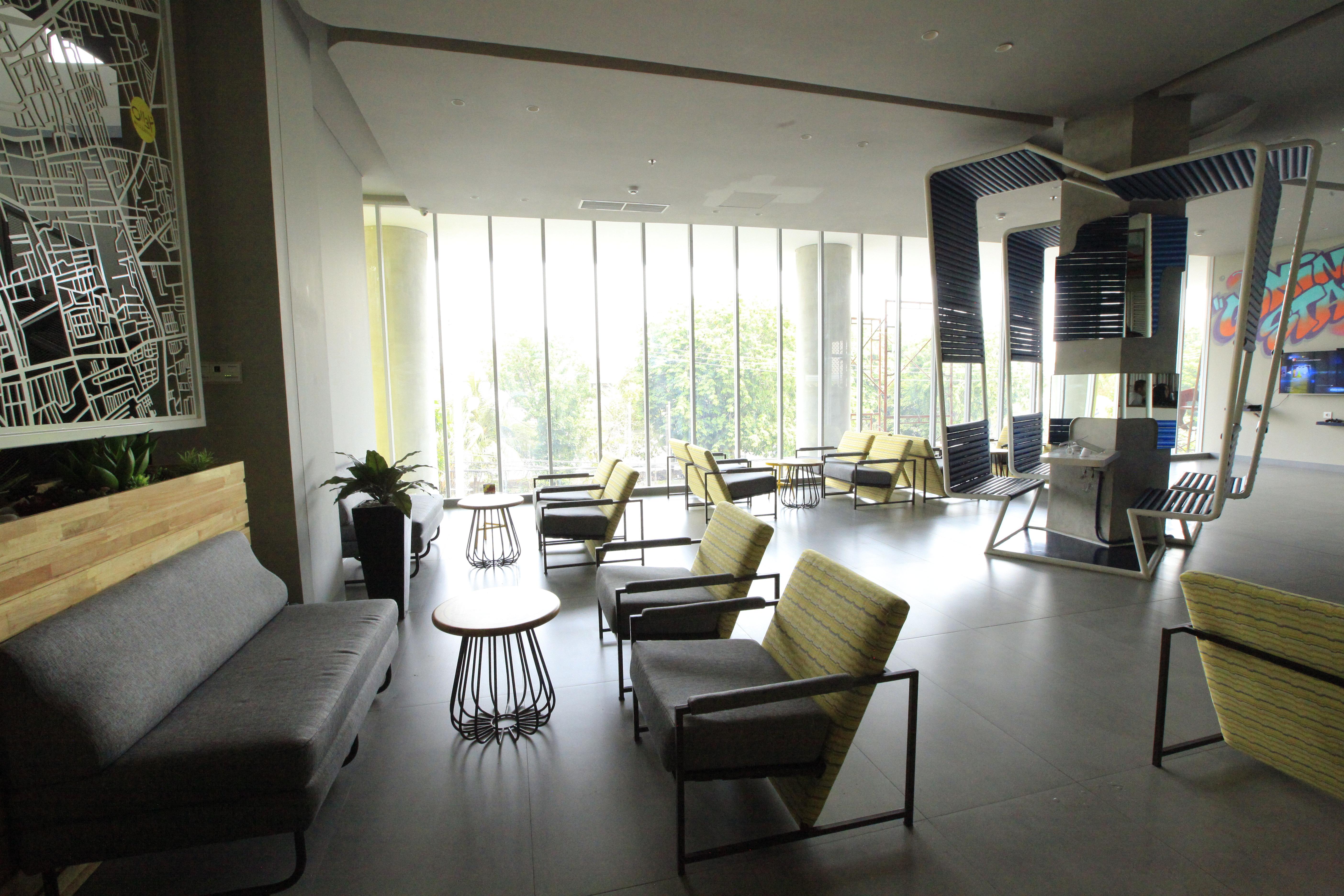 Yello Hotel Jemursari Surabaya Exterior foto