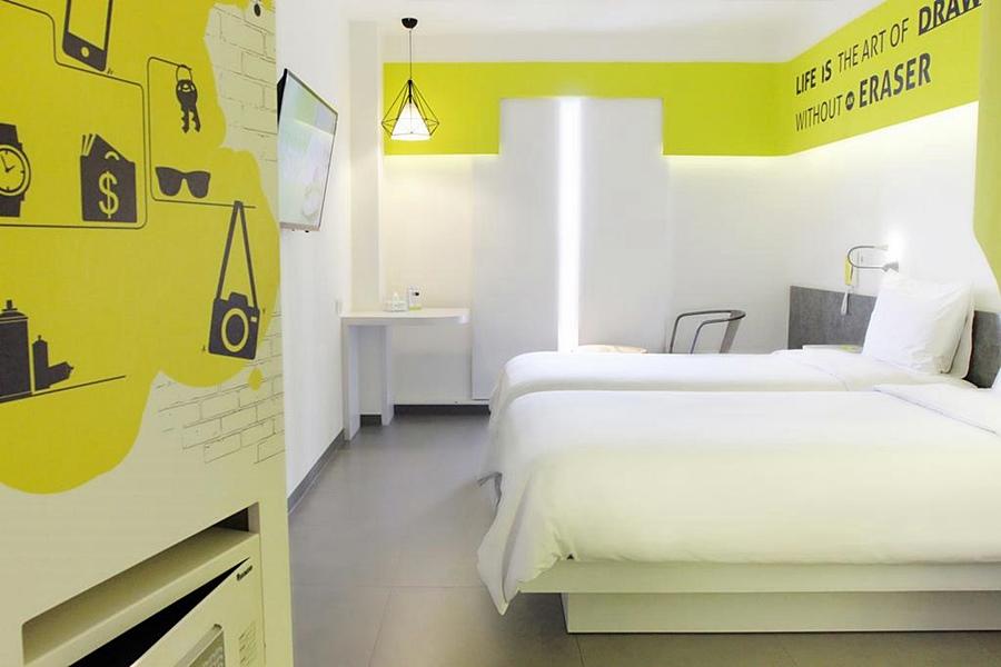 Yello Hotel Jemursari Surabaya Exterior foto