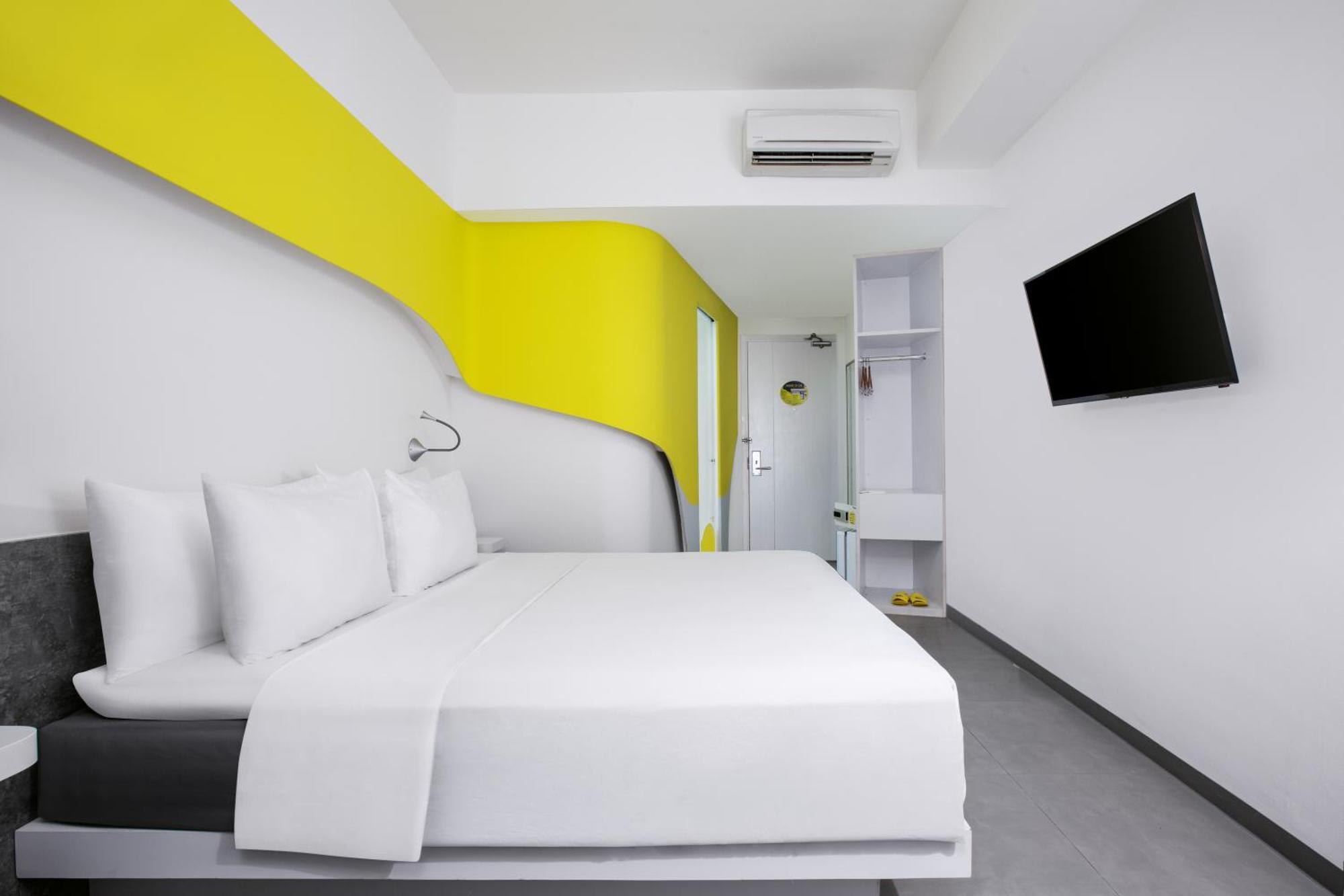 Yello Hotel Jemursari Surabaya Exterior foto