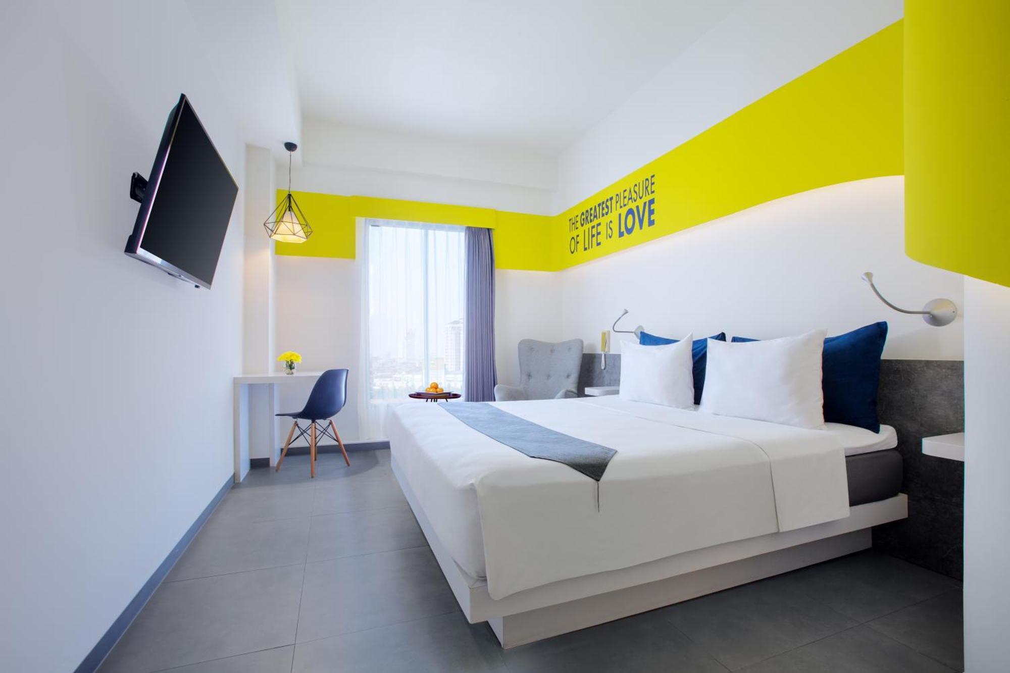 Yello Hotel Jemursari Surabaya Exterior foto