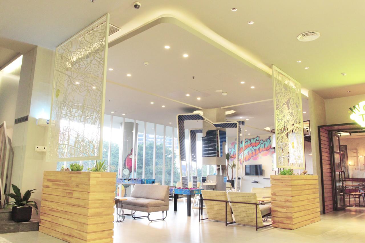Yello Hotel Jemursari Surabaya Exterior foto