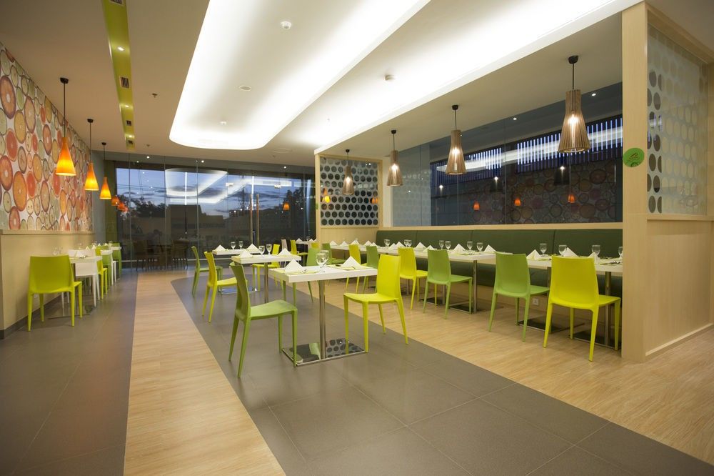 Yello Hotel Jemursari Surabaya Exterior foto