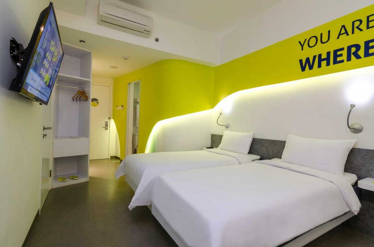 Yello Hotel Jemursari Surabaya Exterior foto