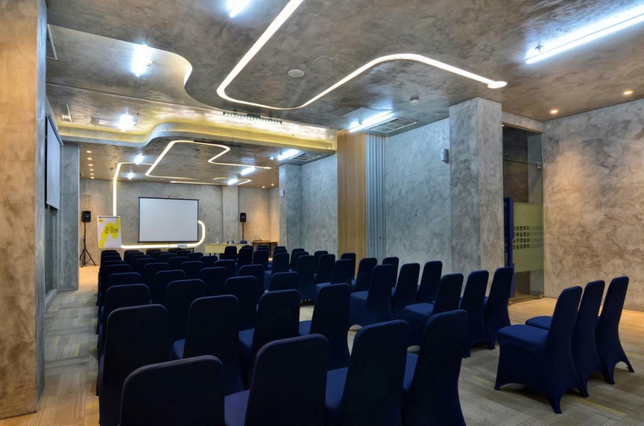 Yello Hotel Jemursari Surabaya Exterior foto