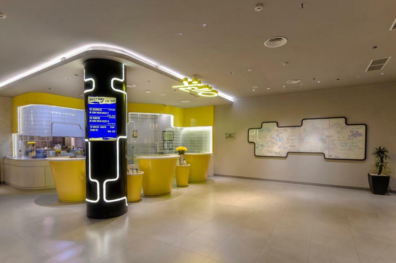 Yello Hotel Jemursari Surabaya Exterior foto